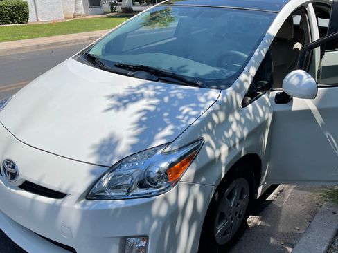 Used 2017 Toyota Prius Three w/ Advanced Technology Package FWD image 5