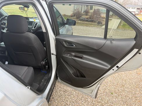 Used 2019 Chevrolet Equinox LT w/ Driver Convenience Package image 18