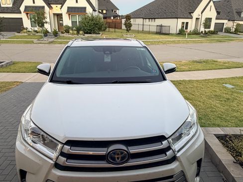 Used 2017 Toyota Highlander XLE AWD/4WD image 2