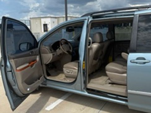 Used 2006 Toyota Sienna XLE Limited FWD image 2