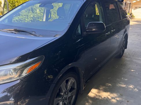 Used 2019 Toyota Sienna SE w/ Carpet Mat Package FWD image 6