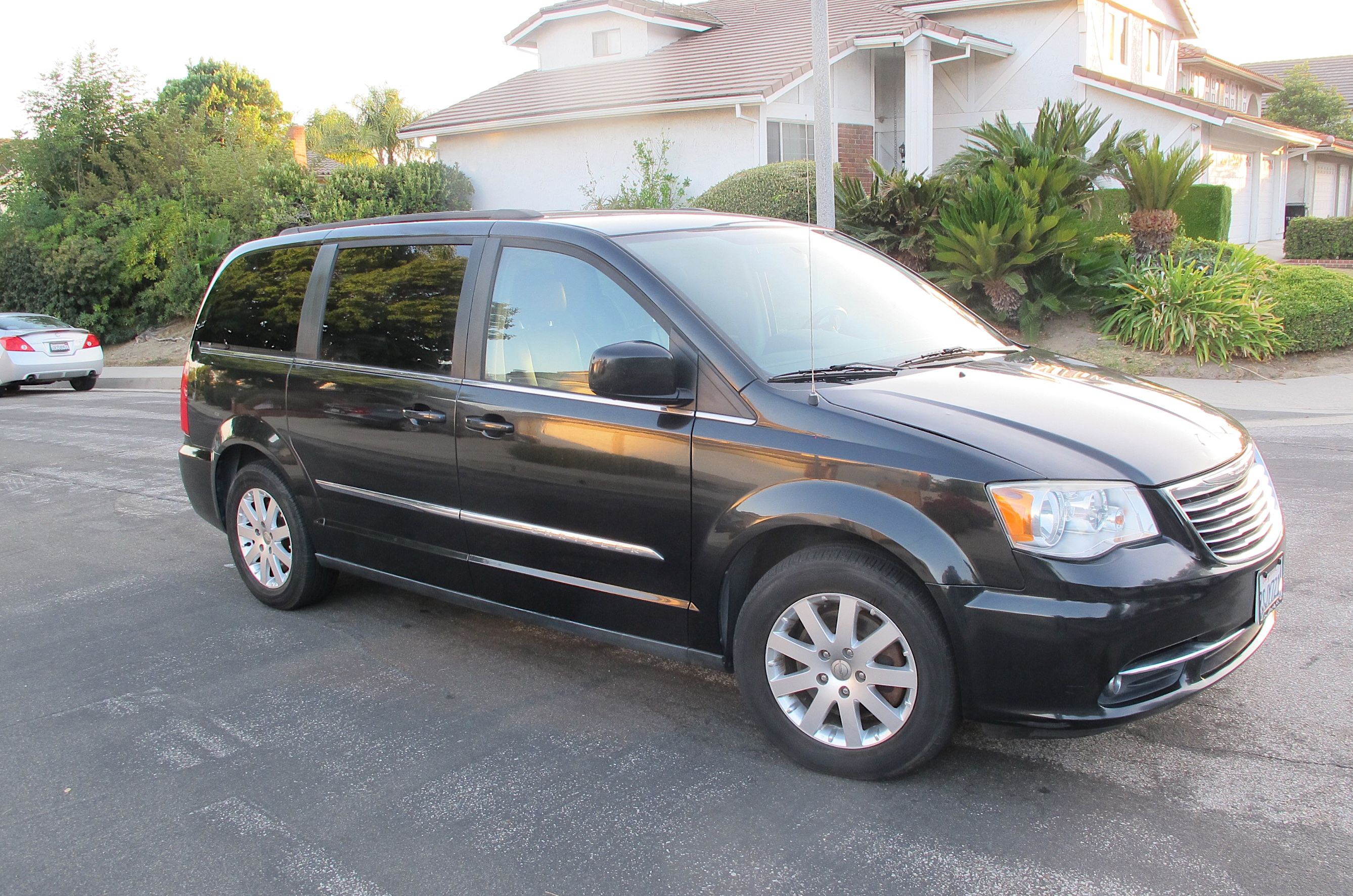 Used 2015 Chrysler Town & Country Touring FWD image 1