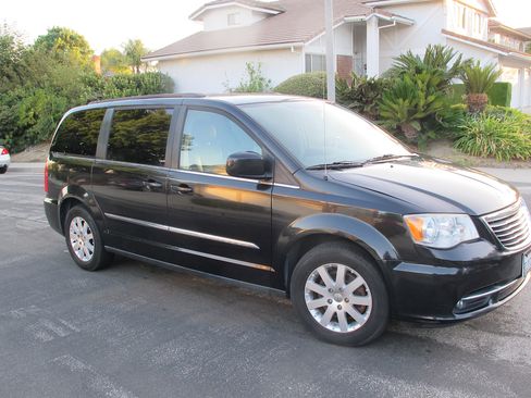 Used 2015 Chrysler Town & Country Touring image 1