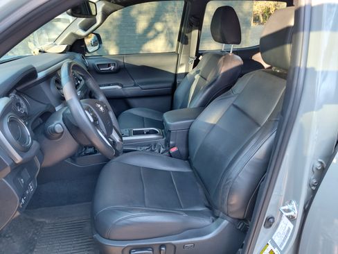 Used 2023 Toyota Tacoma TRD Sport image 12