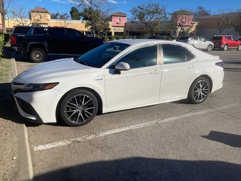 Used 2021 Toyota Camry SE image 1