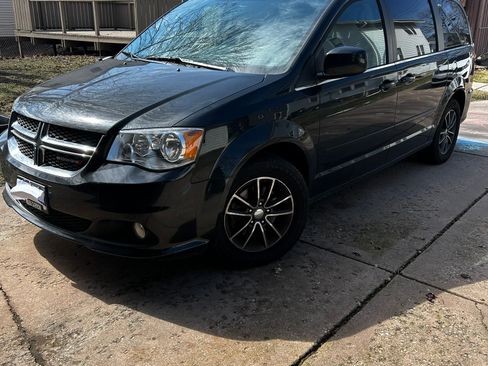 Used 2017 Dodge Grand Caravan SXT image 4