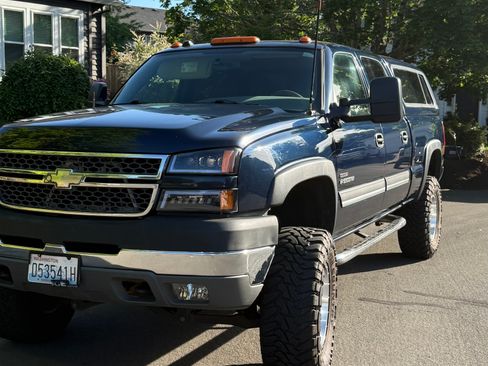 Used 2005 Chevrolet Silverado 2500 LS w/ Heavy-Duty Power Package AWD/4WD image 2
