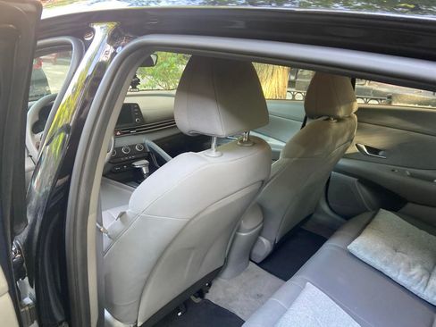 Used 2023 Hyundai Elantra SE w/ Preferred Accessory Package image 18