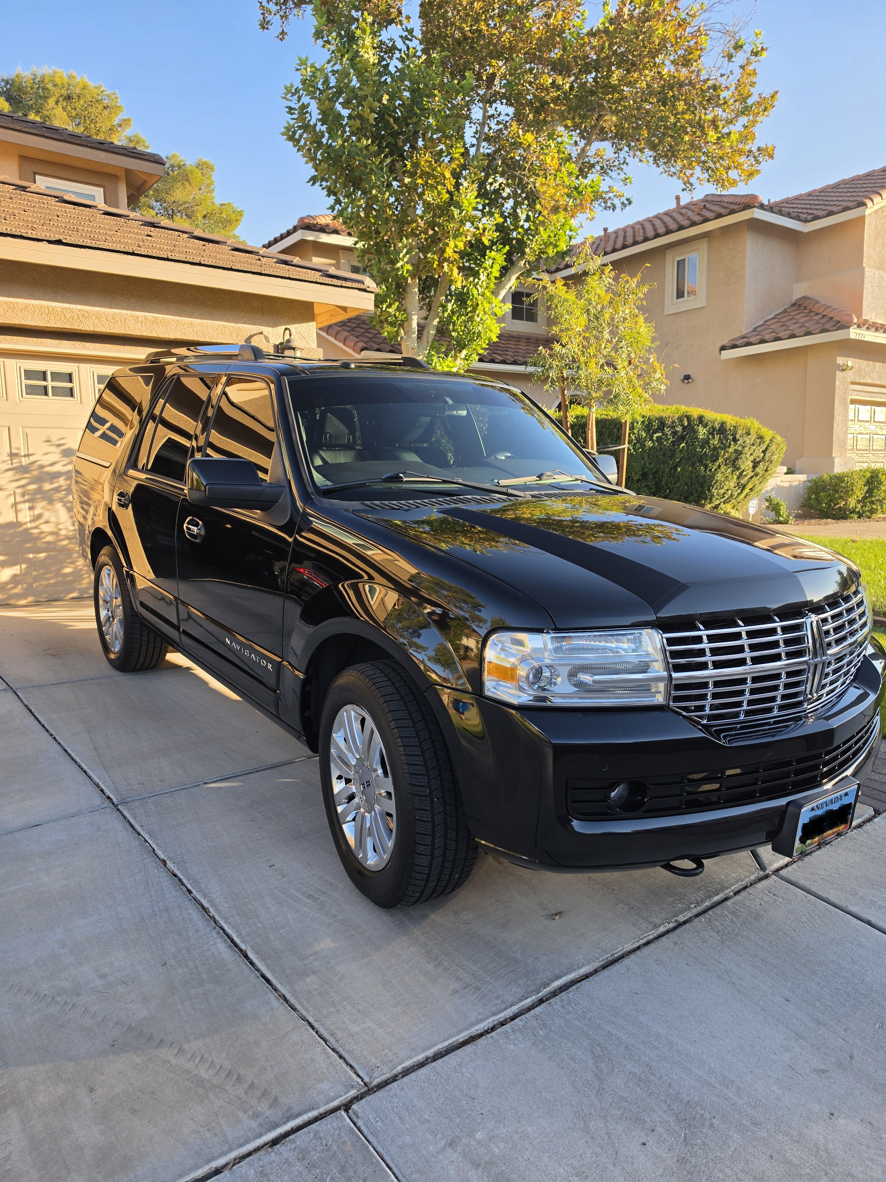 Used 2012 Lincoln Navigator 4WD image 1