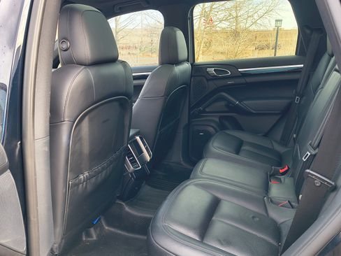 Used 2015 Porsche Cayenne S image 9