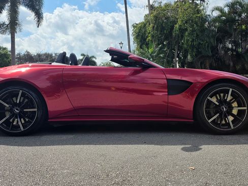 Used 2021 Aston Martin V8 Vantage Roadster image 13