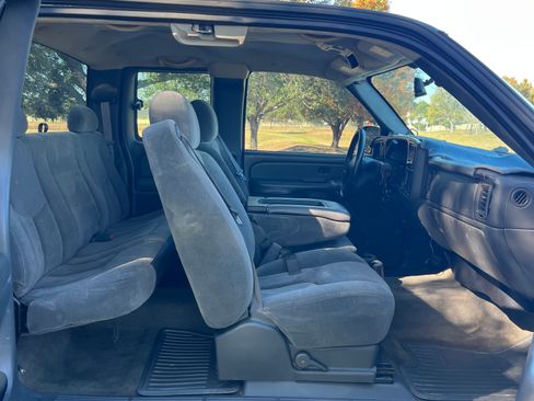 Used 2004 Chevrolet Silverado 2500 LS w/ Heavy-Duty Power Package image 9