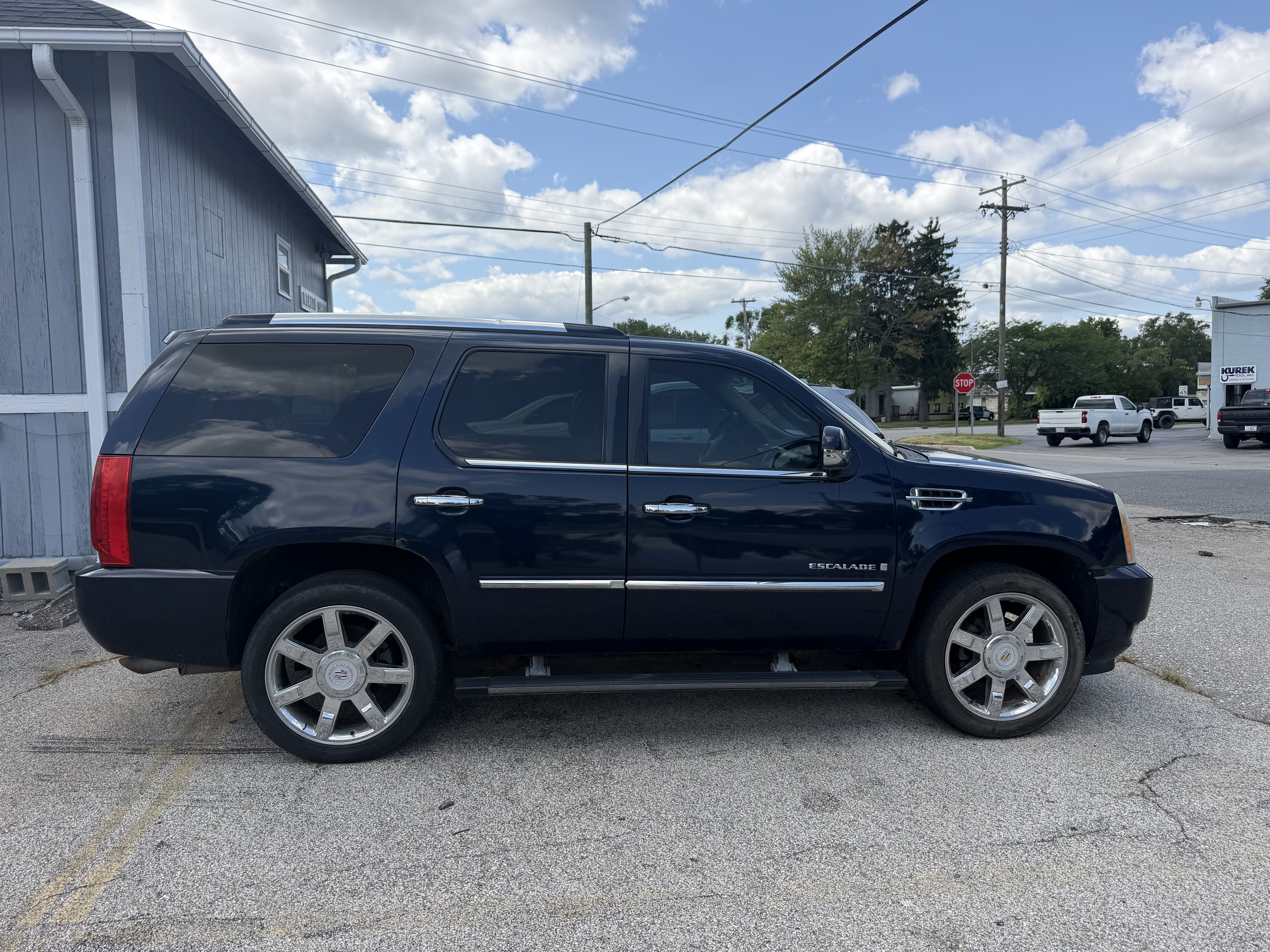 Used 2009 Cadillac Escalade AWD image 2