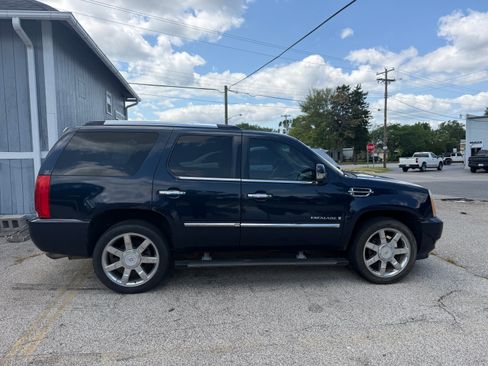 Used 2009 Cadillac Escalade AWD image 2