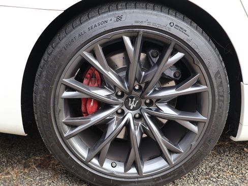 Used 2017 Maserati Quattroporte GTS GranSport image 11