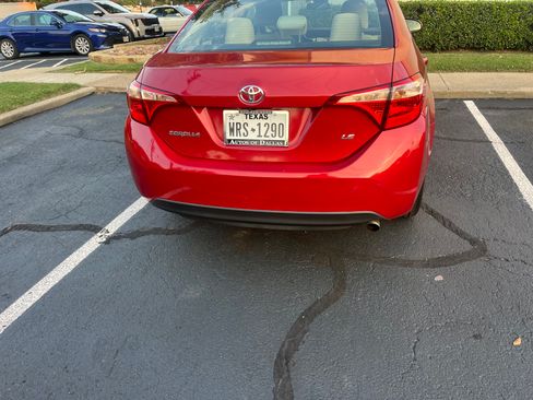 Used 2018 Toyota Corolla LE image 2