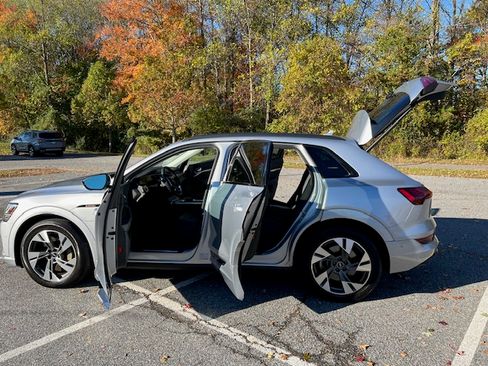 Used 2022 Audi e-tron Premium w/ Convenience Plus Package image 17