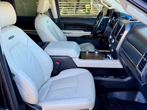 Used 2018 Ford Expedition Platinum image 4