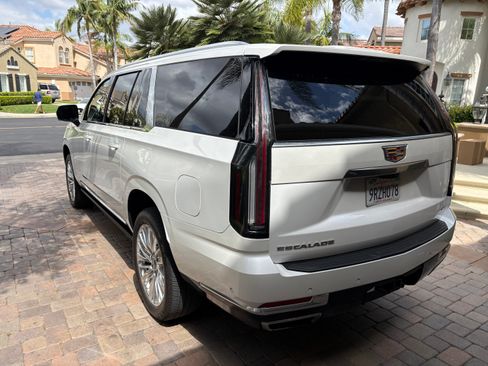 Used 2025 Cadillac Escalade ESV Premium Luxury AWD/4WD image 6