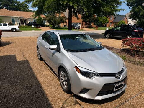 Used 2015 Toyota Corolla LE FWD image 1