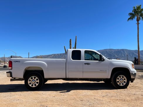 Used 2011 GMC Sierra 2500 SLE w/ SLE Preferred Package image 8