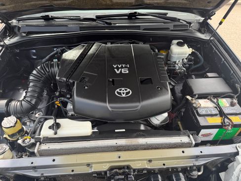 Used 2006 Toyota 4Runner SR5 AWD/4WD image 2