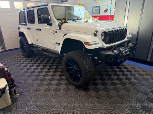 Used 2024 Jeep Wrangler Unlimited AWD/4WD image 10
