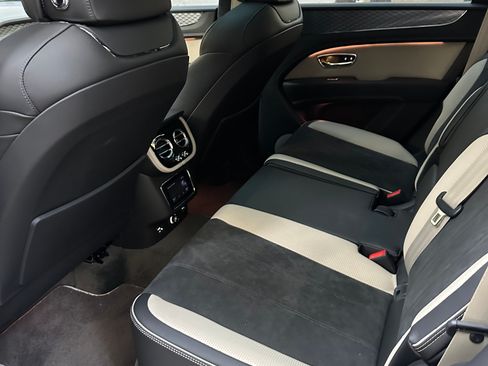 Used 2022 Bentley Bentayga image 17