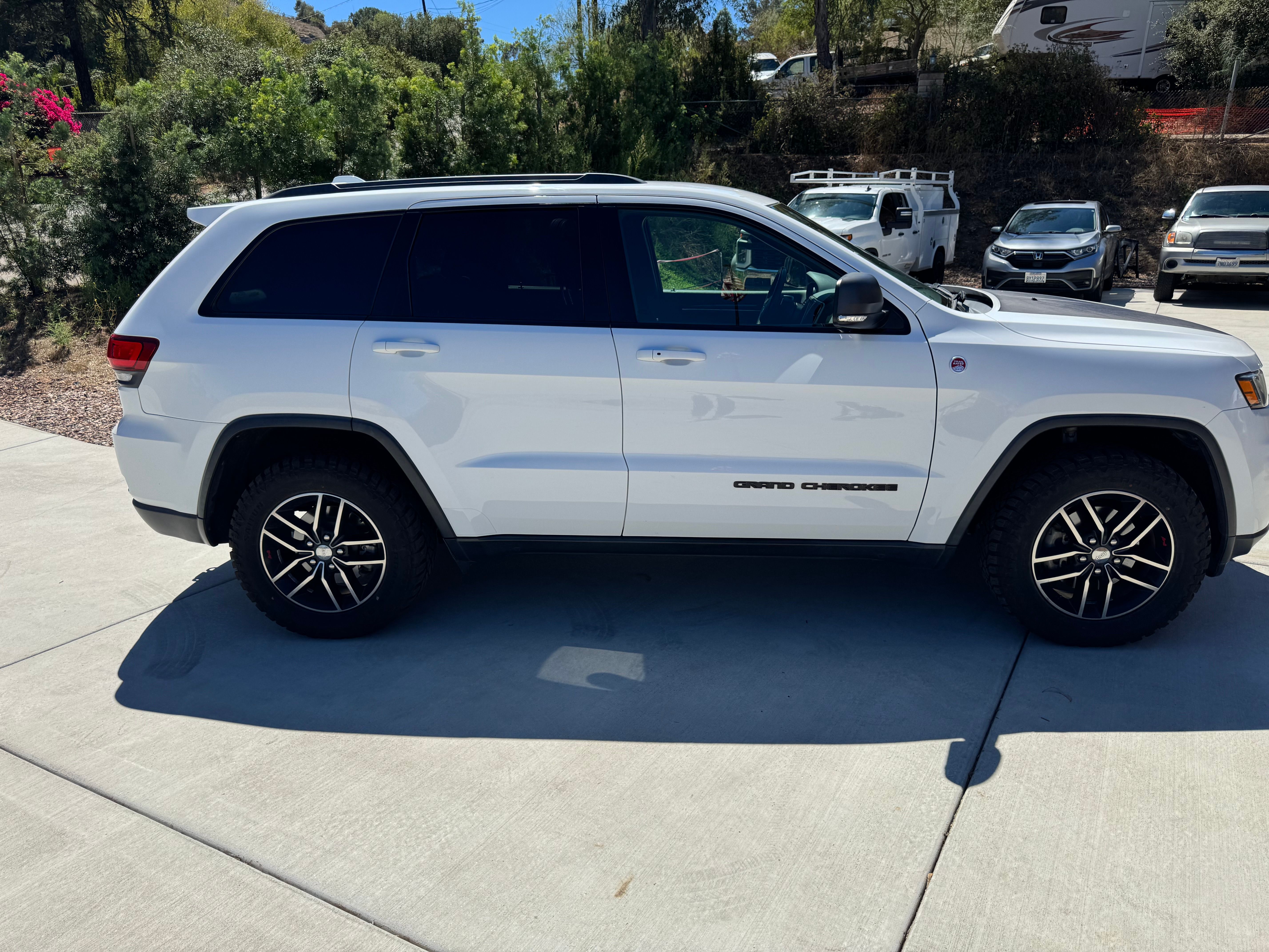 Used 2017 Jeep Grand Cherokee Trailhawk AWD/4WD image 2