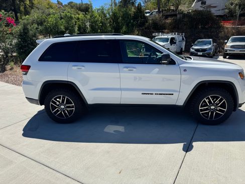 Used 2017 Jeep Grand Cherokee Trailhawk image 2