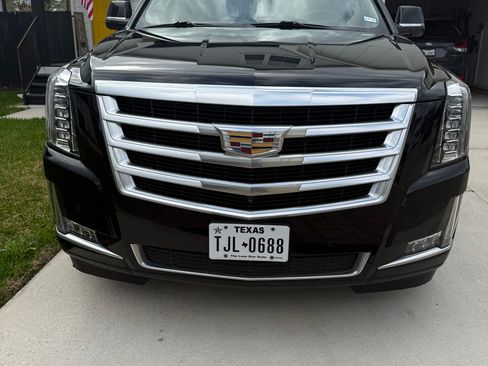 Used 2016 Cadillac Escalade Luxury image 2