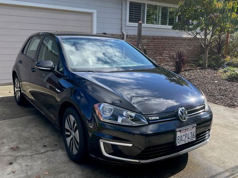 Used 2016 Volkswagen e-Golf SE w/ DC Fast Charging Package image 1