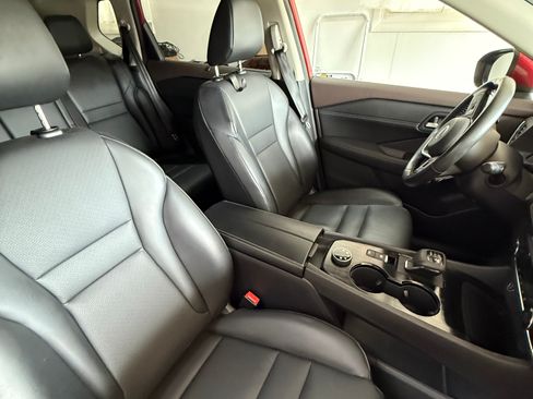 Used 2023 Nissan Rogue SV w/ SV Premium B Package image 32