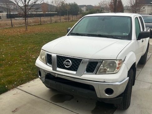 Used 2011 Nissan Frontier SV image 2