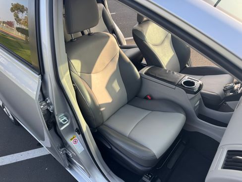 Used 2017 Toyota Prius V Five image 28