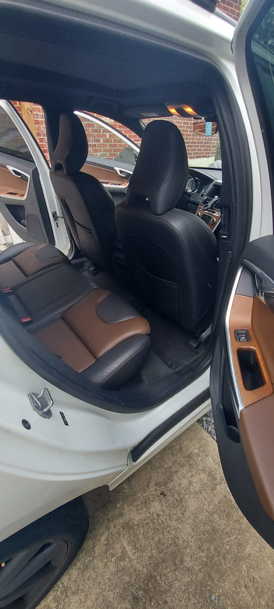Used 2015 Volvo XC60 T6 w/ Proximity Package AWD/4WD image 6