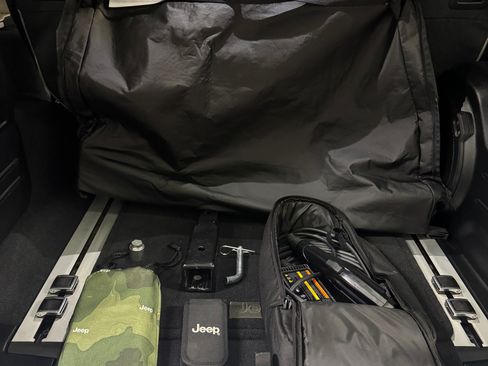 Used 2022 Jeep Wrangler Unlimited Sahara image 17