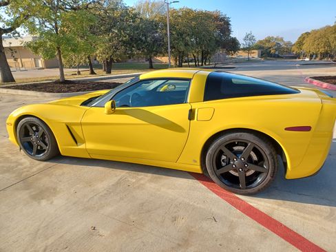Used 2007 Chevrolet Corvette Coupe w/ Performance Package image 4