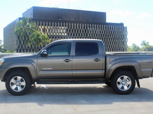 Used 2013 Toyota Tacoma PreRunner image 16