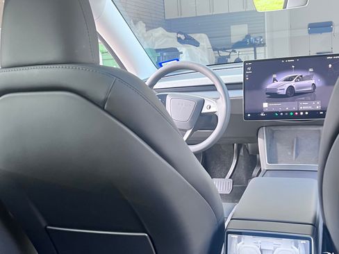 Used 2026 Tesla Model Y Long Range image 8