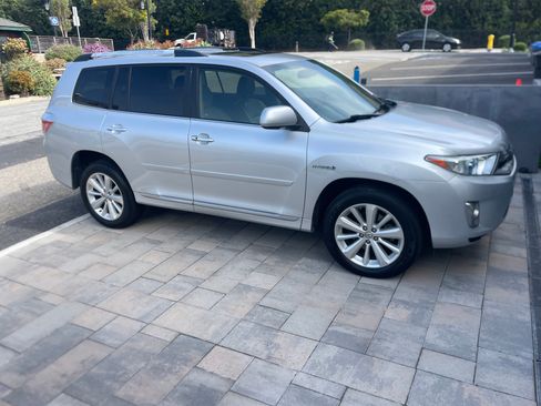 Used 2012 Toyota Highlander Limited AWD/4WD image 2