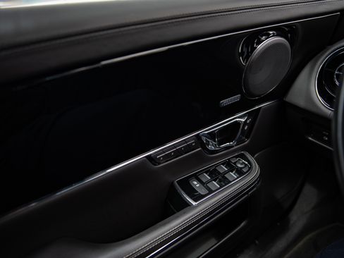 Used 2015 Jaguar XJ image 20