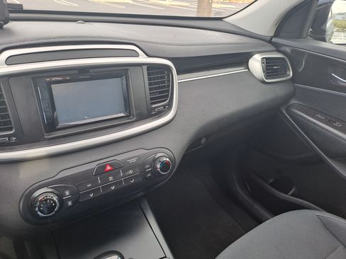 Used 2017 Kia Sorento LX image 8