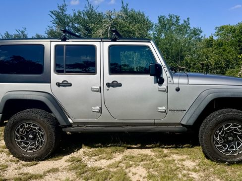 Used 2018 Jeep Wrangler Unlimited Rubicon w/ Connectivity Group AWD/4WD image 1