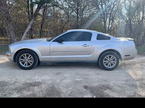 Used 2005 Ford Mustang Premium RWD image 1