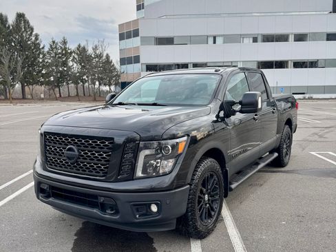 Used 2018 Nissan Titan SV image 1
