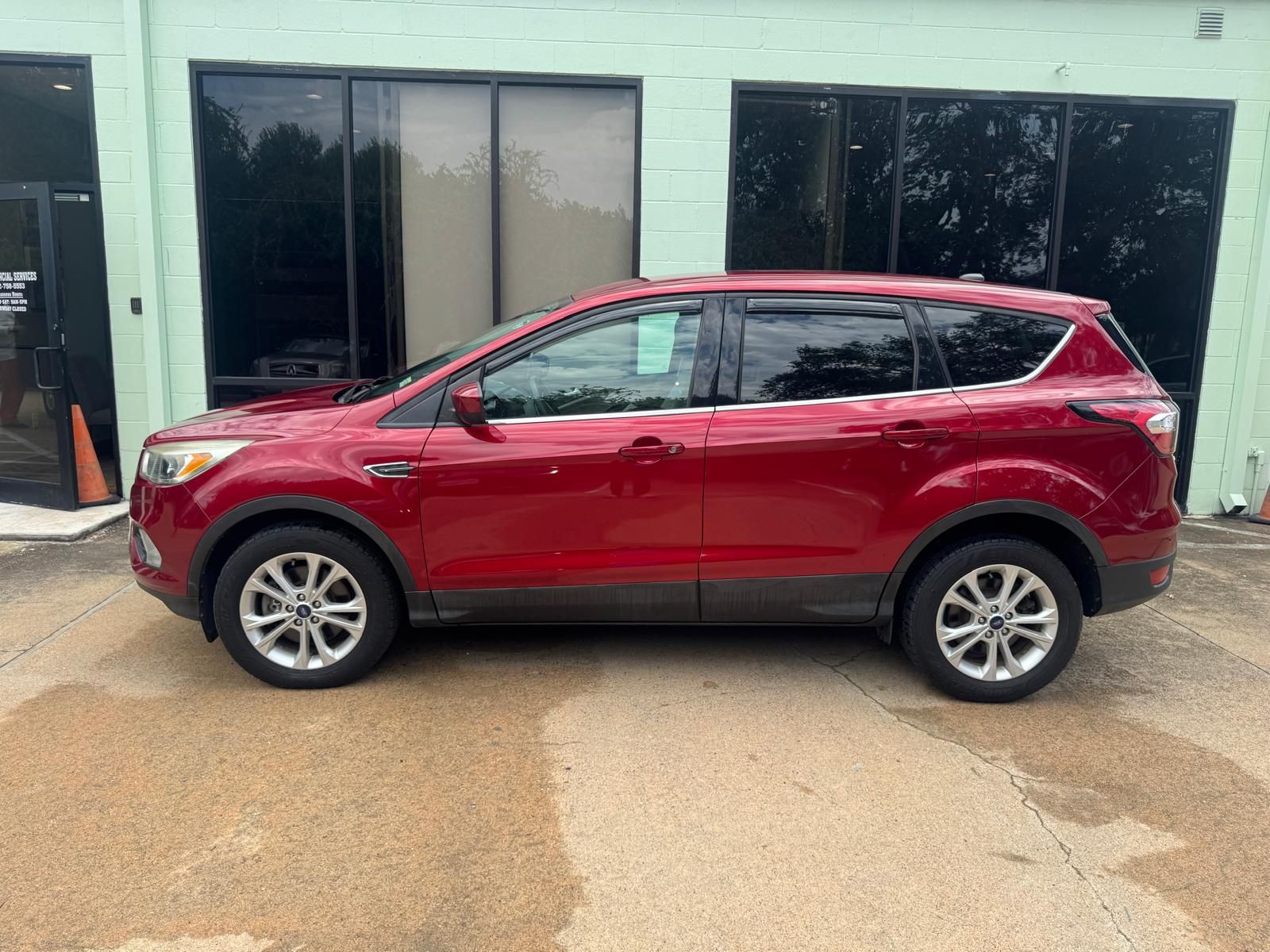 Used 2017 Ford Escape SE w/ SE Cold Weather Package AWD/4WD image 5