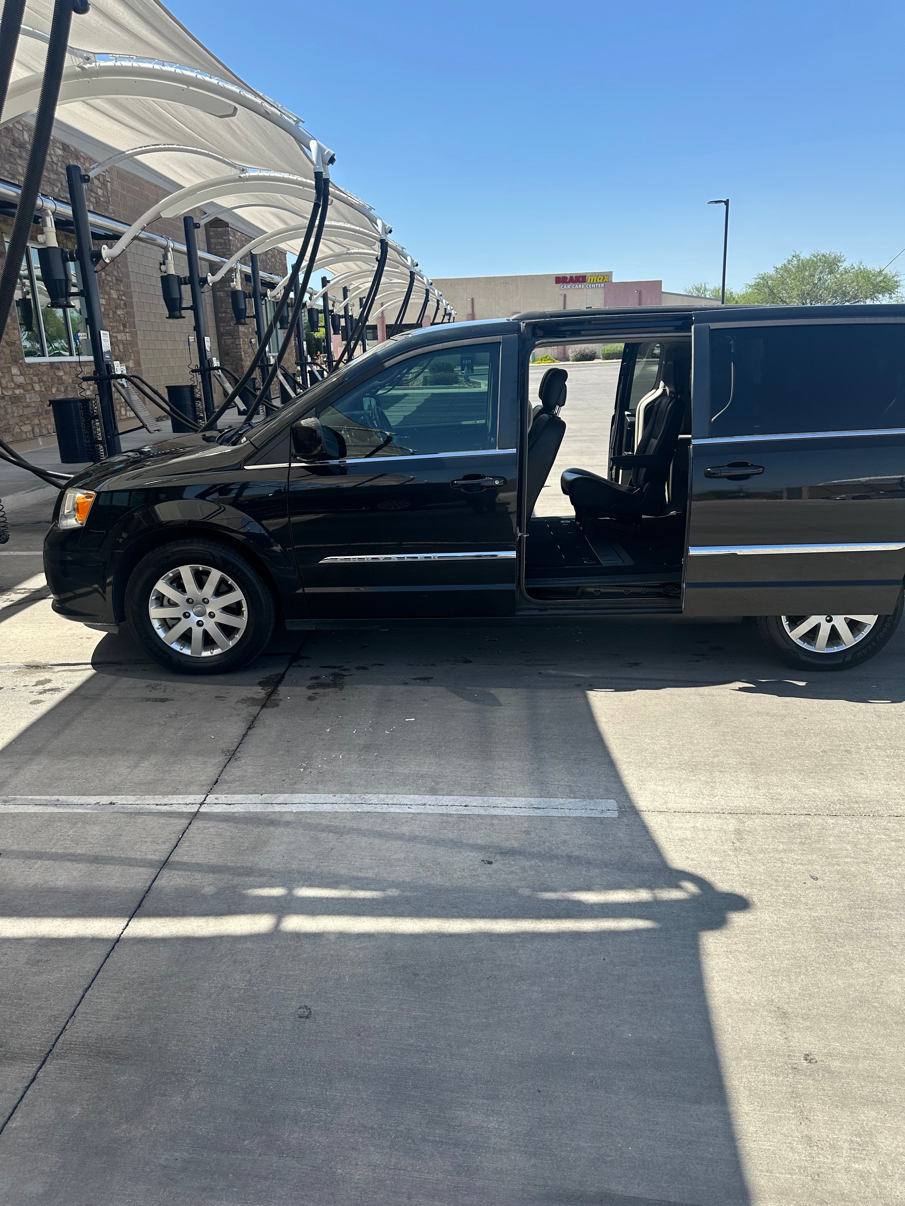 Used 2016 Chrysler Town & Country Touring FWD image 1