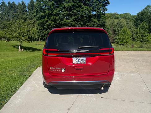 Used 2024 Chrysler Pacifica Touring-L w/ Uconnect Theater Family Group FWD image 10