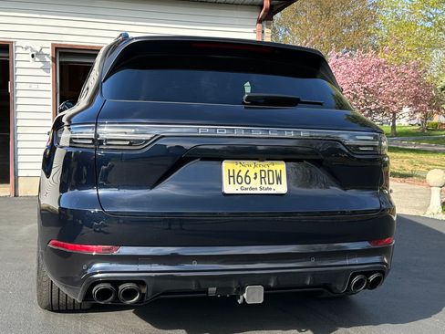 Used 2022 Porsche Cayenne Platinum Edition AWD/4WD image 1